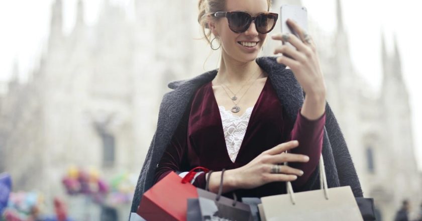 Jak zadbać o delikatną skórę pod oczami? Praktyczne wskazówki i porady